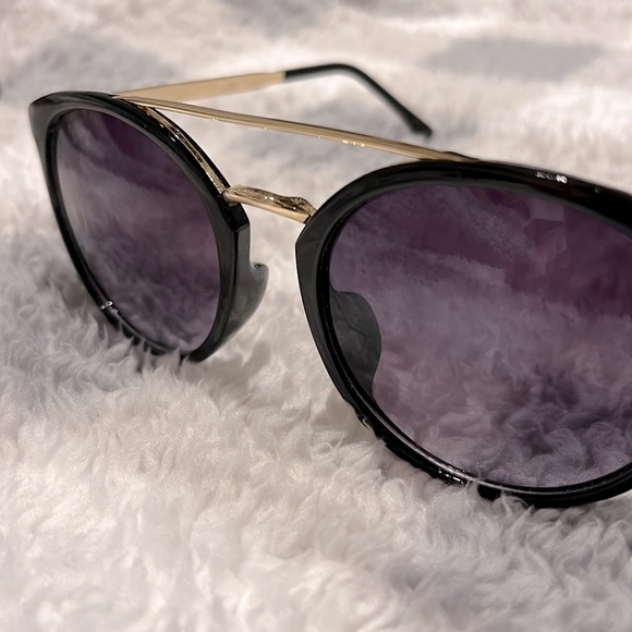 Sunglasses - Picture 4 of 9